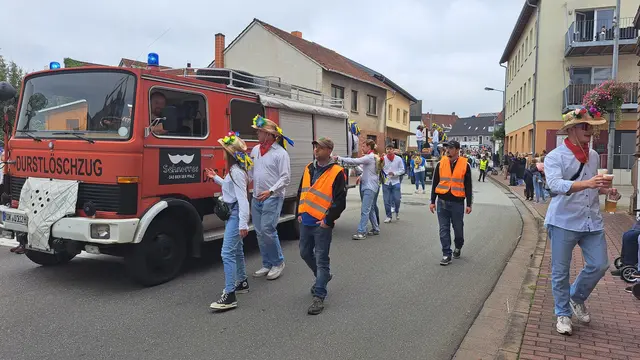 Die Straußjugend gehört zur Weilerbacher Kerwe. 2025 war sie mit ihrem "Durstlöschzug" dabei und sorgte für ausgelassene Stimmung | Foto: Monika Klein