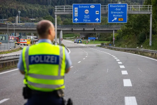 Sieben Stunden lang ging nichts mehr am Grenzübergang. | Foto: Philipp von Ditfurth/dpa