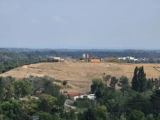 Die SWR Landesschau Rheinland-Pfalz hat auf dem „Monte Scherbelino“ gedreht und den Umbau zum Gartenschaugelände Neustadt 2028 in den Blick genommen. | Foto: Eva Bender