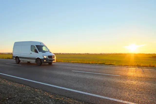 Ein Paketfahrer soll in Kandel 52 Liter Diesel aus seinem Lieferwagen abgezapft haben. Die Polizei stellte den Kraftstoff sicher und ermittelt wegen Diebstahls. | Foto: bilanol/stock.adobe.com (Symbolfoto)