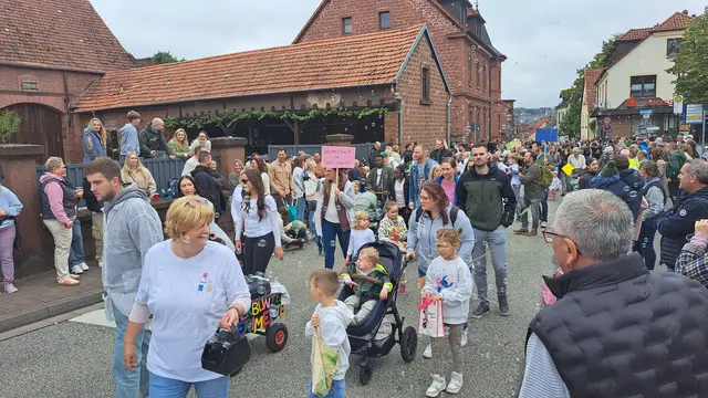 Rund 24 Gruppen ziehen beim traditionellen Kerweumzug durch Weilerbach und sorgen mit Vereinen, Firmen, Schulen und Kitas für ein buntes Straßenbild | Foto: Monika Klein