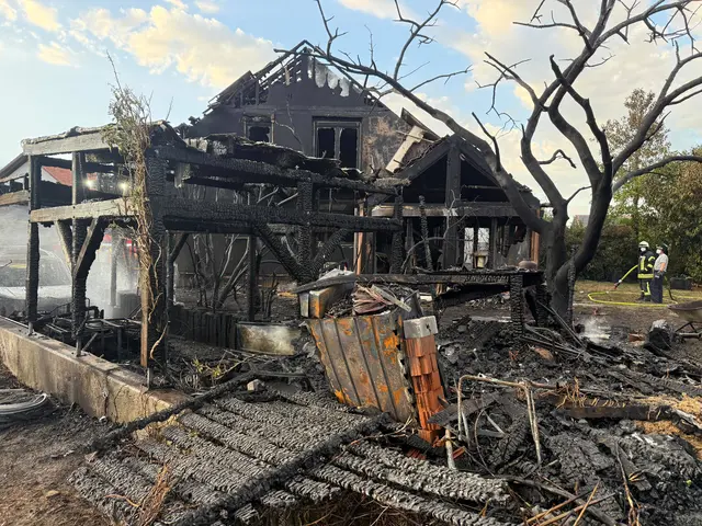 Brand in Rheinzabern: Ein Holzschuppen, ein Carport und ein Pkw wurden zerstört, eine Doppelhaushälfte ist unbewohnbar. Die Kriminalpolizei Landau sucht Zeugen zur bislang ungeklärten Brandursache. | Foto: Endres/Feuerwehr VG Jockgrim