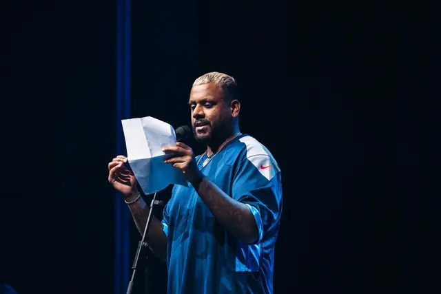 Die Volkshochschule lädt zur Langen Nacht der Demokratie ein - mit dabei Anuraj Sri Rajarajendran | Foto: Jonas Samson Völk