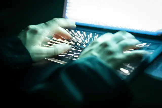 Bei Phishing-Mails muss der Empfänger zum Beispiel einen Link anklicken und ermöglicht so den Zugang von Schadsoftware ins eigene System. (Symbolbild)  | Foto: Philip Dulian/dpa
