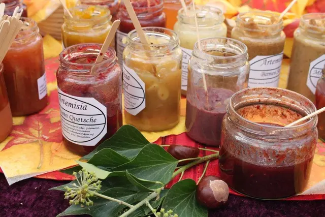 Alte Apfelsorten entdecken, mitgebrachte Früchte bestimmen lassen und regionale Spezialitäten genießen: Der Marmeladenmarkt am Haus der Nachhaltigkeit verbindet Genuss mit dem Thema Streuobstwiesen | Foto: Landesforsten.RLP.de/S. Kiefer/gratis