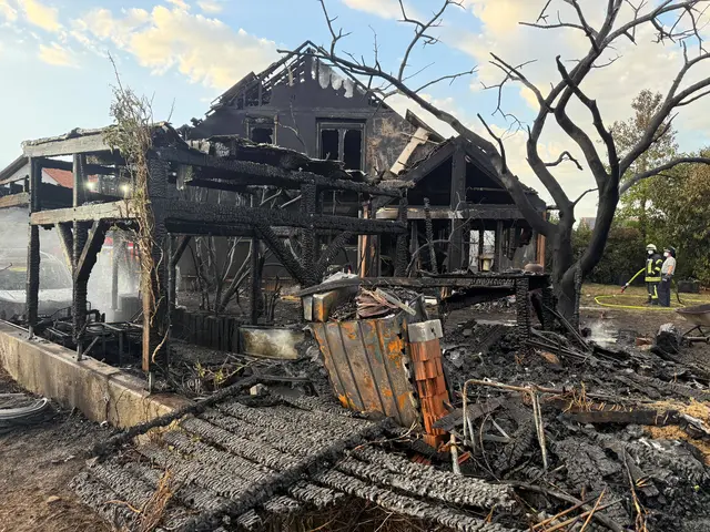 Brand in Rheinzabern: Ein Holzschuppen, ein Carport und ein Pkw wurden zerstört, eine Doppelhaushälfte ist unbewohnbar. Die Kriminalpolizei Landau sucht Zeugen zur bislang ungeklärten Brandursache. | Foto: Endres/Feuerwehr VG Jockgrim