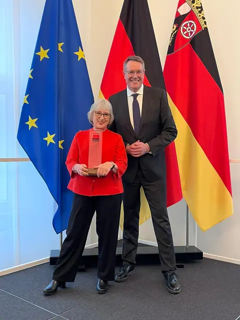 Inge Lütz mit Ministerpräsident Alexander Schweitzer bei der Übergabe des Brückenpreises | Foto:  Staatskanzlei RLP/Alexander Sell