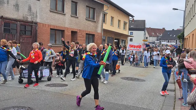 Wenn die Gruppen beim Kerweumzug in Weilerbach durch die Straßen ziehen, geht es bunt und fröhlich zu | Foto: Monika Klein