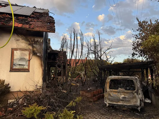 Brand in Rheinzabern: Ein Holzschuppen, ein Carport und ein Pkw wurden zerstört, eine Doppelhaushälfte ist unbewohnbar. Die Kriminalpolizei Landau sucht Zeugen zur bislang ungeklärten Brandursache. | Foto: Endres/Feuerwehr VG Jockgrim