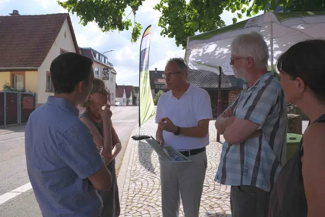 Landrat Dietmar Seefeldt im Gespräch mit Bürgerinnen und Bürgern in Silz. | Foto: KV SÜW