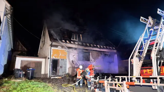 Die Feuerwehr war mit 10 Fahrzeugen und rund 60 Einsatzkräften vor Ort. | Foto: Jason Tschepljakow/dpa