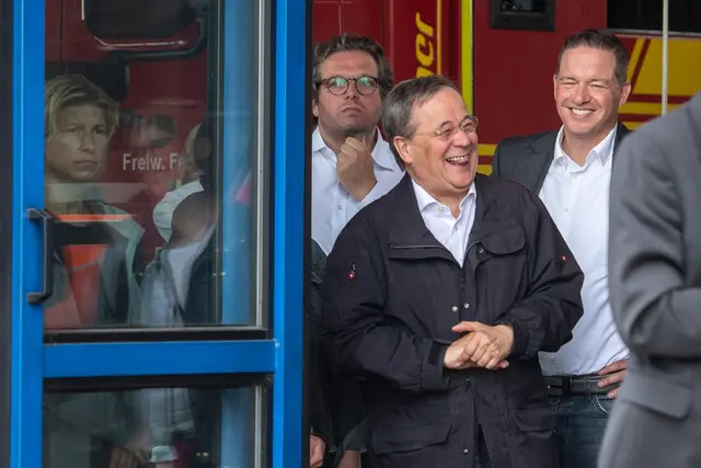 Das Bild von Juli 2021 ist noch vielen in Erinnerung: Der damalige nordrhein-westfälische Ministerpräsident und CDU-Kanzlerkandidat Laschet lacht während einer Veranstaltung nach der Flutkatastrophe in Erftstadt. (Archivfoto) | Foto: Marius Becker/dpa