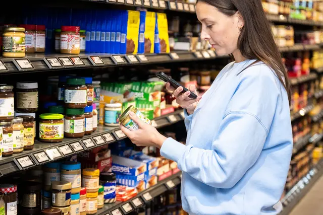 Neuer Look, weniger Inhalt: Hersteller reduzieren oft die Füllmenge, während Verpackung und Preis gleich bleiben. | Foto: Benjamin Nolte/dpa-mag