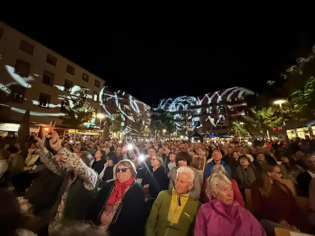 Zahlreiche Zuschauerinnen und Zuschauer versammelten sich auf dem kunstvoll illuminierten Schillerplatz | Foto: Petra Rödler/gratis
