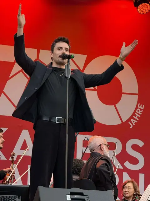 Sänger Valentin L. Findling sorgte in Manier des legendären Freddie Mercury für Begeisterung auf dem Schillerplatz | Foto: Petra Rödler/gratis