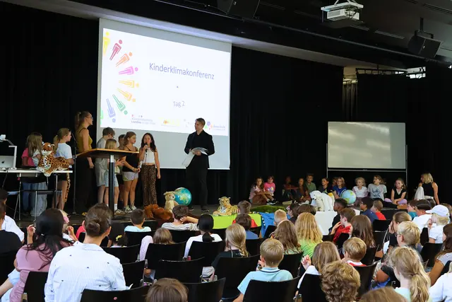 Kinder entwickeln bei einer Konferenz Ideen, wie ihre Stadt klimafreundlicher werden kann. | Foto: Stadt Landau
