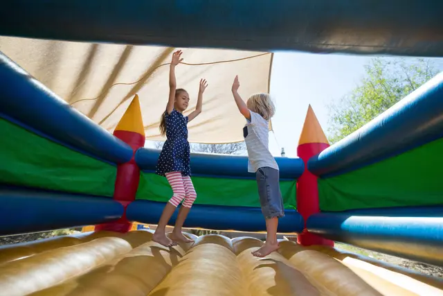 Mit Spielen, Bastelangeboten und einer Krabbelecke richtet sich das Spielfest an Familien mit Kindern. | Foto: wavebreak3/stock.adobe.com