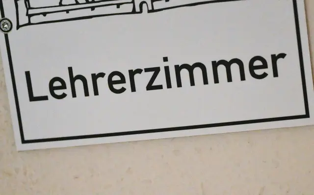 In einigen Lehrerzimmern im Land gibt es zum Schuljahresbeginn noch freie Plätze. (Archivbild) | Foto: Bernd Weißbrod/dpa