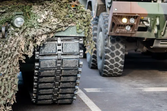 Während einer Bundeswehrübung können Militärfahrzeuge in Kolonnen langsamer unterwegs sein. | Foto: Foto: Michele Ursi/stock.adobe.com