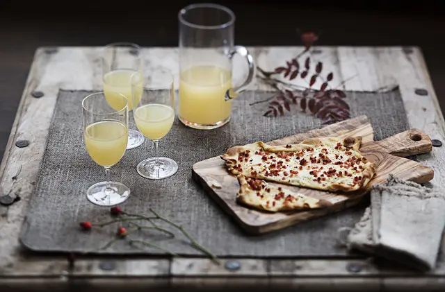 Federweißer und Zwiebelkuchen sind ein Klassiker, aber auch ein Elsässer Flammkuchen schmeckt zum Neuen Wein. | Foto: Deutsches Weininstitut