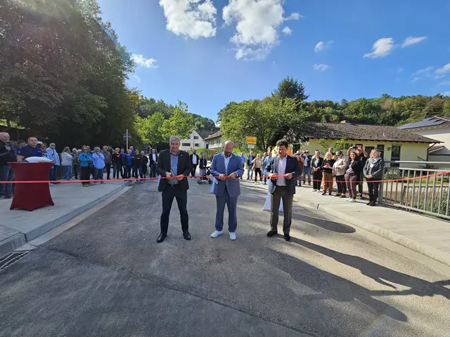 Nach mehr als einem Jahr Bauzeit ist die neue Brücke über den Eselsbach auf Höhe des Freibads Waschmühle fertiggestellt und am 10. September mit einem Banddurchschnitt offiziell eingeweiht worden | Foto: Stadt Kaiserslautern