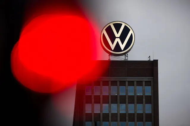 Stellenabbau und mögliche Werksschließungen könnten VW Milliarden kosten. (Archivbild) | Foto: Moritz Frankenberg/dpa
