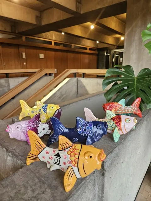 Von links: Die gestalteten kleinen Fische für die Partnerstädte Guimarães (gelb), Bunkyô-ku (lila), Pleven (orange), Columbia (blau), Saint-Quentin (rosa) und Brandenburg an der Havel (rot) | Foto: Stadt Kaiserslautern