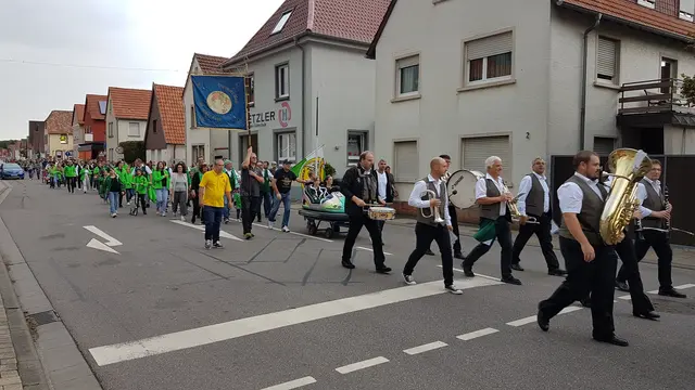 Mit dem traditionellen Kerweumzug, an dem sich auch Kinder- und Jugendgruppen beteiligen, beginnt am Freitag der Offenbacher Jahrmarkt. | Foto: Verbandsgemeinde Offenbach an der Queich