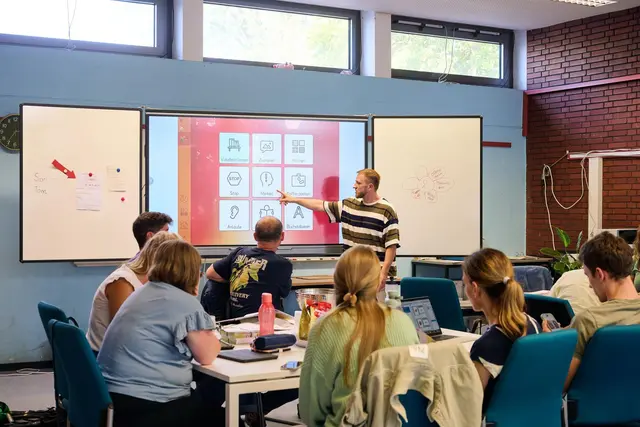 Lehrkräfte wurden geschult, bald nutzt die Schule neue Software zur Sprachförderung. | Foto: Vonovia / Raffael Braun
