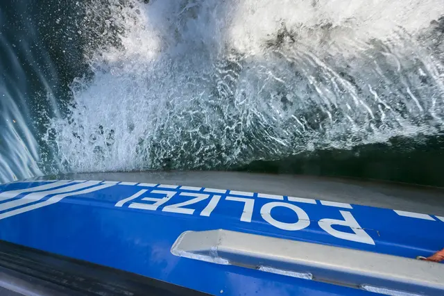 Eine Streife der Wasserschutzpolizei entdeckte den Toten im Wasser. (Symbolbild) | Foto: Heiko Rebsch/dpa