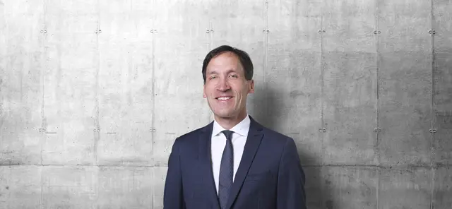 Zinsentwicklung bei Tagesgeld und Festgeld, inklusive Rechenbeispiel zu 20.000 Euro und möglichen Ertragsunterschieden. | Foto: Liechtensteinische Landesbank AG/ Roland Korner / Close Up AG