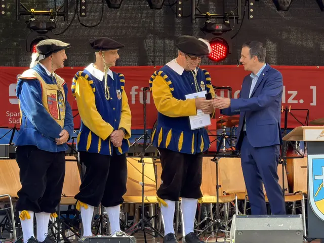Ein Preis für gelebte Tradition: Bürgermeister Christian Burkhart überreicht den Ehrenamtspreis an Trifelsherolde-Vorsitzenden Harald Jentzer. Mit dabei sind Andre Schuster und Oliver Winck (von links). | Foto: Verbandsgemeinde Annweiler