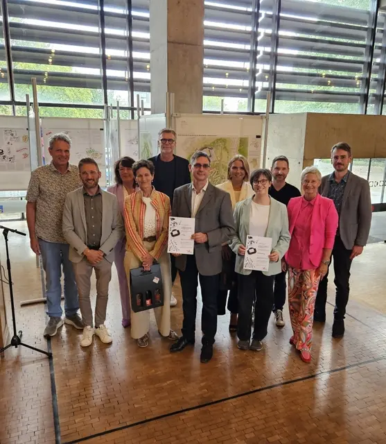Oberbürgermeisterin Beate Kimmel (rechts) mit den anwesenden Preisträgern. Links für das Preisgericht Prof. Markus Neppl, Lehrstuhlinhaber für Stadtquartiersplanung und Entwerfen am Karlsruher Institut für Technologie. Rechts neben ihm Fabrice Tesch von Hille Tesch, der die prämierten Beiträge kurz vorstellte. 3. von links: Elke Franzreb, Leiterin des Referats Stadtentwicklung. | Foto: Stadt Kaiserslautern