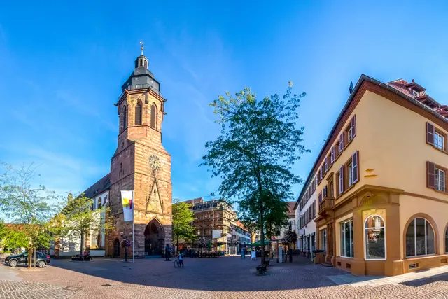 In der Stiftskirche Landau gibt es Gottesdienst und Führungen | Foto: Sina Ettmer/stock.adobe.com