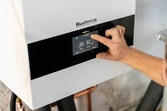 Heizungs-Checks vor der Heizsaison: Entlüften, Wasserdruck prüfen, Thermostate kontrollieren. | Foto: Deutscher Verband Flüssiggas e.V.