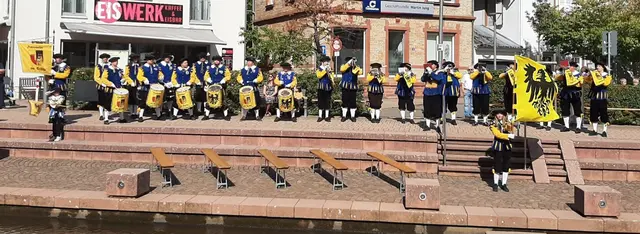 Seit mehr als 75 Jahren sind die Trifelsherolde musikalische Botschafter Annweilers – mit Fanfaren, Trommeln und ihren markanten Schwingfahnen. | Foto: Jentzer/Verein
