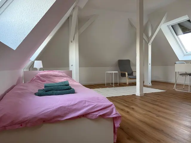 Jedes Zimmer ist gleich ausgestattet.  | Foto: dpa