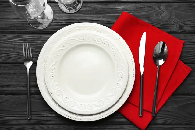Das Mittagessen am gedeckten Tisch bietet Raum für Begegnung und Gespräche. Alternativ kann man die Gerichte auch mit nach Hause nehmen. | Foto: Africa Studio/stock.adobe.com