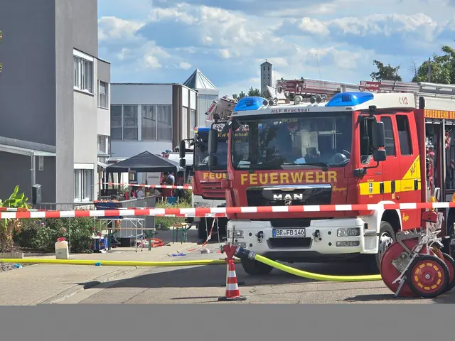 Die Feuerwehr führte Messungen durch und nahm eine Probe zur Untersuchung.   | Foto: Thomas Riedel/dpa