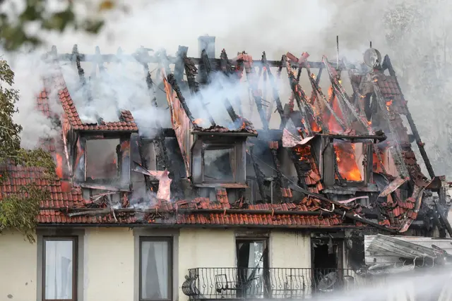 Ein Feuer in einem Stall in Blaubeuren hat die Feuerwehr auf den Plan gerufen. | Foto: Ralf Zwiebler/dpa