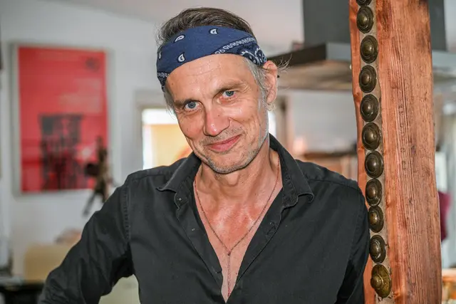 Ralf Bauer steht während eines Fototermins, anlässlich seines 60. Geburtstags, in seinem Yoga-Loft. Der deutsche Schauspieler, bekannt aus «Gegen den Wind», wurde am 12. September 1966 in Karlsruhe/Baden-Württemberg geboren. | Foto: Jason Tschepljakow/dpa/dpa-mag/Archivbild
