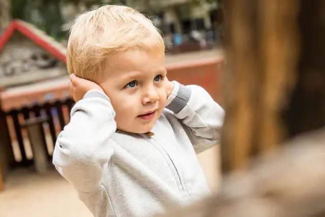 Betrifft oft kleinere Kinder: Bei einem Paukenerguss sammelt sich Flüssigkeit hinter dem Trommelfell. | Foto: Christin Klose/dpa-mag