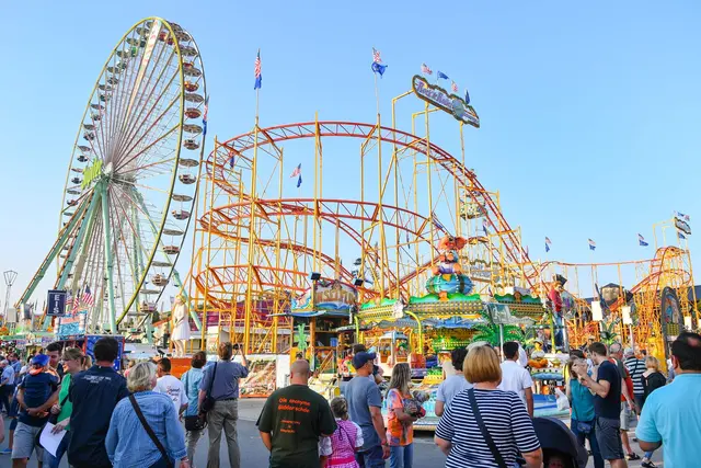 Das Spektakel mit jährlich mehr als 600.000 Besucherinnen und Besuchern gilt als größtes Weinfest der Welt. (Archivbild) | Foto: Uwe Anspach/dpa