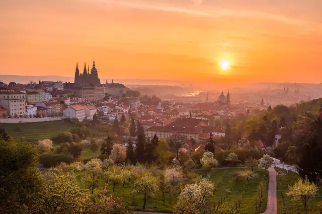 Vom Hausberg Petřín hat man einen wundervollen Blick auf die «Goldenen Stadt». | Foto: Petr Čech/CzechTourism/dpa-mag/Archivbild