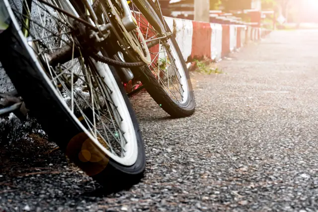 Eine 74-jährige Radfahrerin ist in Karlsruhe auf der Scheffelstraße alleinbeteiligt gestürzt und hat schwere Kopfverletzungen erlitten. Der Rettungsdienst brachte die Frau nach dem Fahrradunfall in ein Krankenhaus. (Symbolfoto) | Foto: Sophon_Nawit/stoc.adobe.com