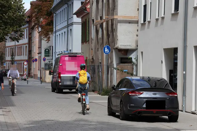 Wenn Autos auf Gehwegen stehen, wird es für Menschen zu Fuß schnell eng und unübersichtlich. | Foto: Stadt Landau