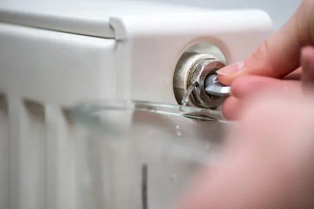 Das Heizungsventil sollte so lange offenbleiben, bis der Heizkörper nicht mehr gluckert - und ein durchgängiger Wasserstrahl kommt. | Foto: Andrea Warnecke/dpa-mag