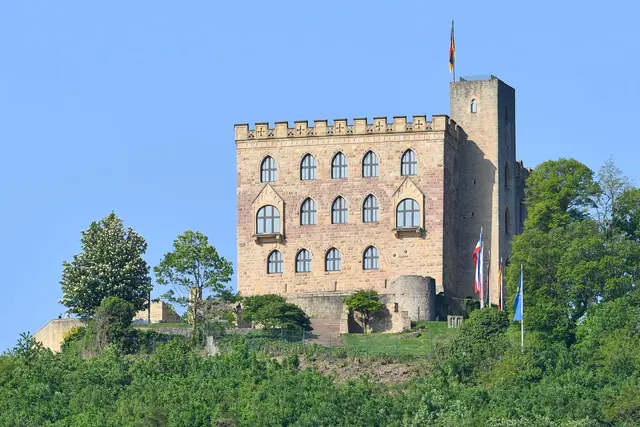 Von Kirchen über Burgen bis hin zu Industrie-Anlagen: Am 13. September lädt der Tag des offenen Denkmals bundesweit zu selten zugänglichen Orten ein. (Archivbild) | Foto: Uwe Anspach/dpa