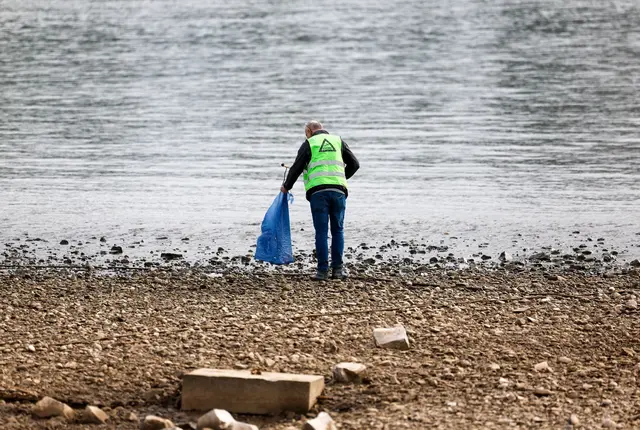 Helferinnen und Helfer befreiten die Flussufer von Müll.  | Foto: Thomas Banneyer/dpa