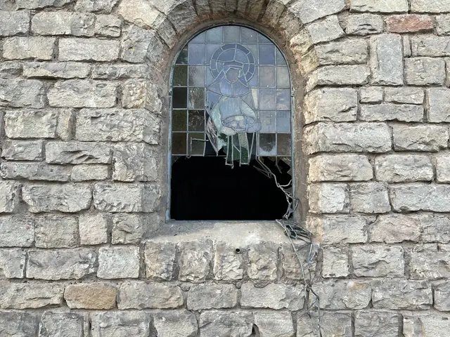Zwei Bleiglasfenster der Pfarrkirche St. Maria Magdalena in Merzig-Brotdorf wurden beschädigt. Die Polizei sucht nach einem unbekannten Mann, der nachts auf dem Kirchplatz auffiel und kurz in die Kirche kletterte. | Foto: Polizeiinspektion Merzig